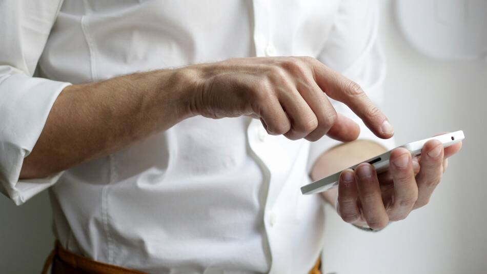 El uso cotidiano del celular. Foto: Unsplash