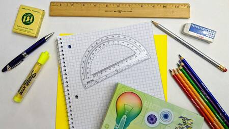 Útiles escolares. Foto: Unsplash.