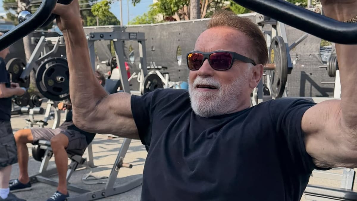 Arnold Schwarzenegger mantiene una vida activa a los 79 años y recomienda dedicar al menos 15 minutos diarios al ejercicio.