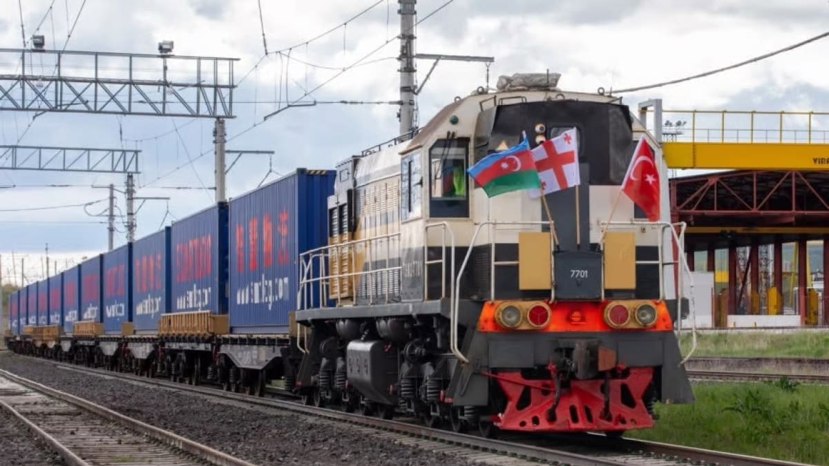Bakú-Tiflis-Kars, el tren que une China con Europa sin pasar por el Canal de Suez.