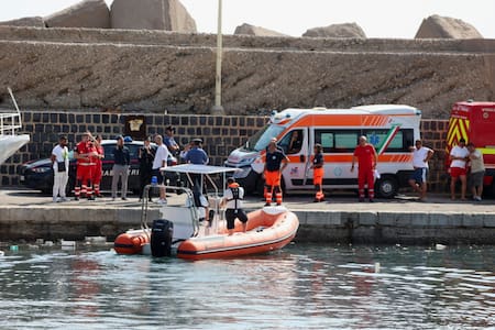 Los servicios de emergencia trabajan frente a la costa de Porticello. Foto: Reuters
