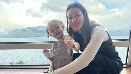 Pampita junto a su hija Ana. Foto: Instagram.