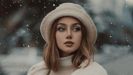 El abrigo con pelo se perfila como una gran tendencia para el invierno. Foto: Unsplash.
