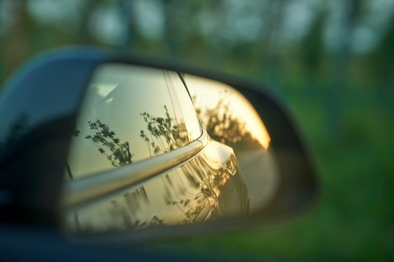 Espejo retrovisor; auto; vehículo. Foto: Unsplash.