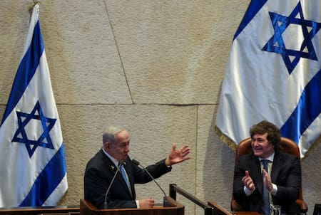Javier Milei y Benjamin Netanyahu. Foto: REUTERS/Ronen Zvulun