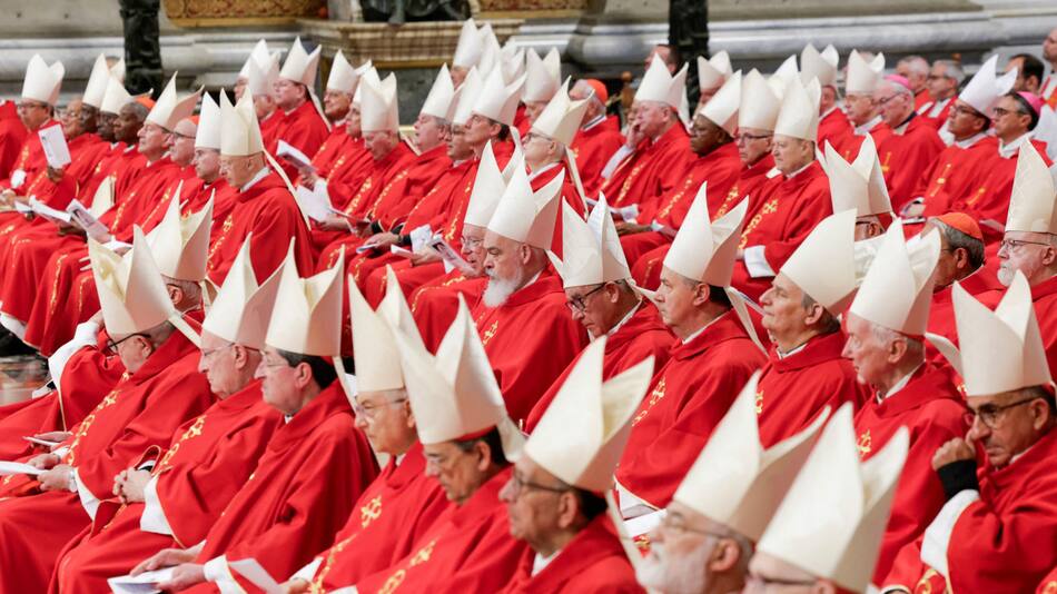 Los cardenales electores que votarán al nuevo Papa en el próximo cónclave. Foto: Reuters/Remo Casilli.