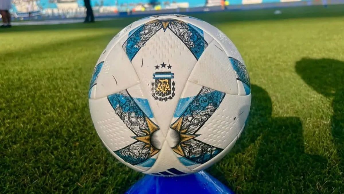 Conos en reemplazo de los alcanzapelotas en el fútbol argentino.