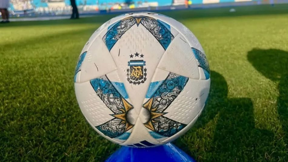 Conos en reemplazo de los alcanzapelotas en el fútbol argentino.
