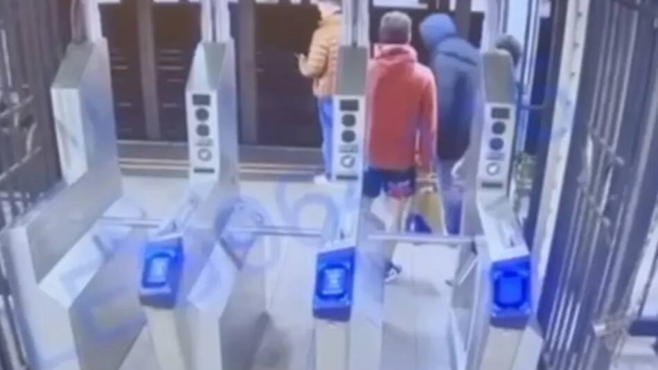 Hombre fue empujado a las vías del tren en Nueva York. Foto: Captura de video.