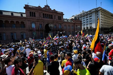 Venezolanos frente a la Casa Rosada. Foto: Reuters