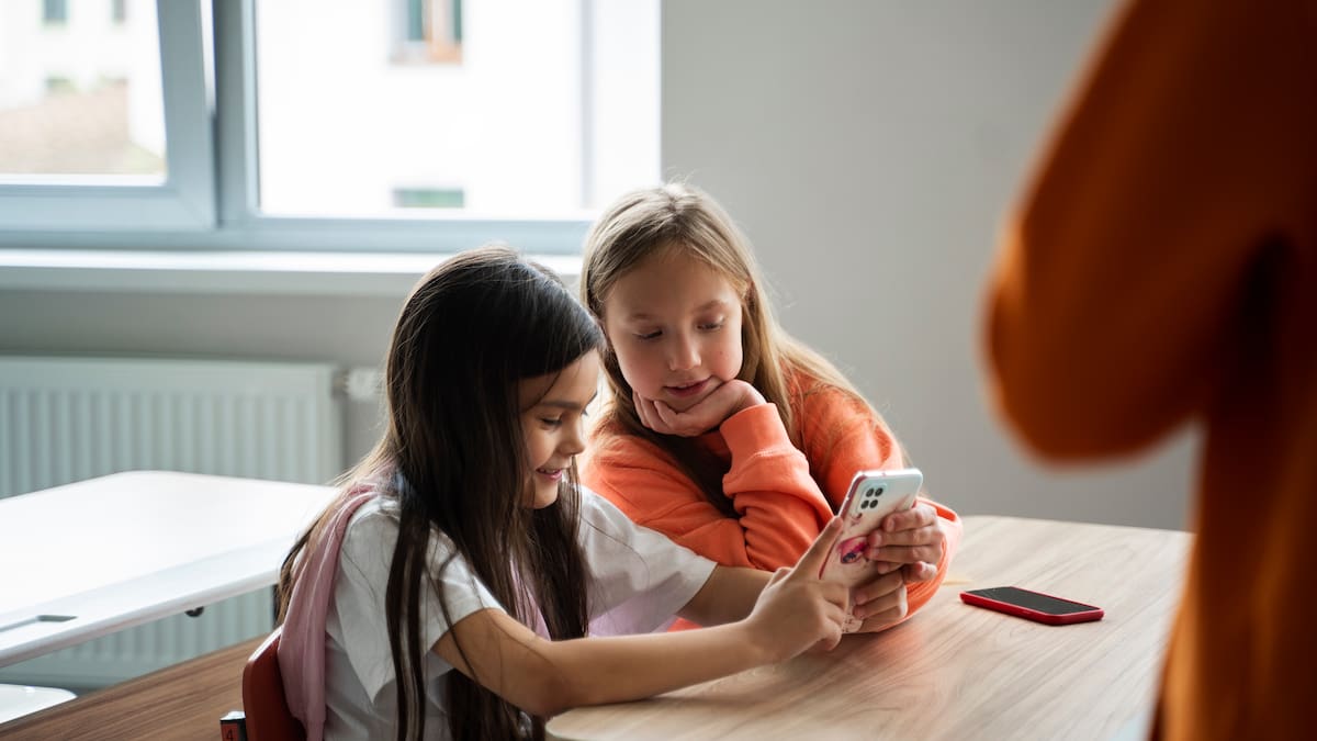 Celulares, escuela, niños.