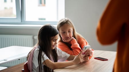 Celulares, escuela, niños.