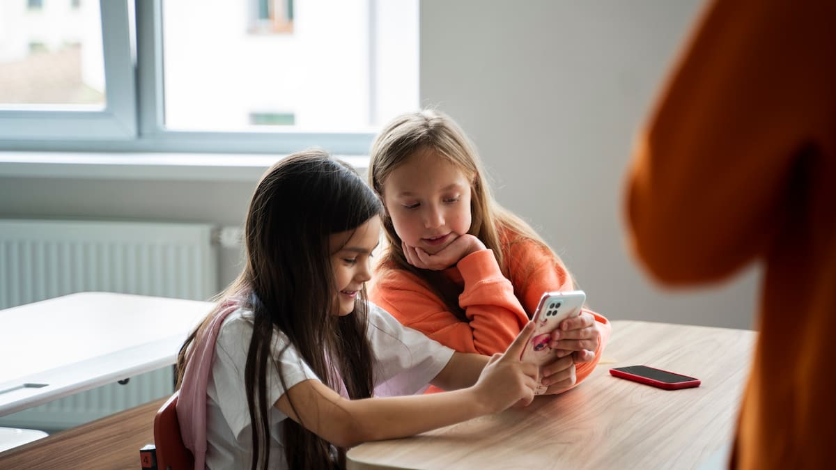 Celulares, escuela, niños.