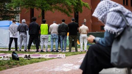 La policía desarmó el campamento de protesta en la Universidad George Washington. Foto: EFE.