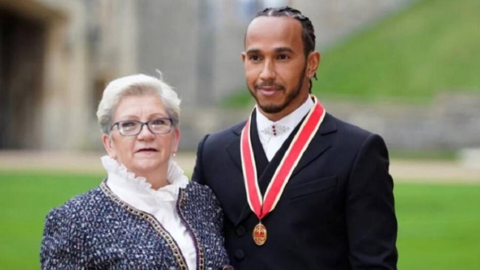Lewis Hamilton junto a su madre