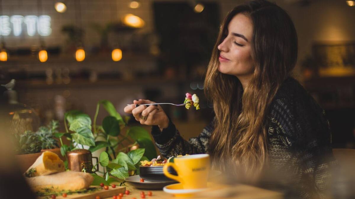 Un desayuno equilibrado brinda los nutrientes necesarios para afrontar las actividades diarias. Foto: Unsplash.