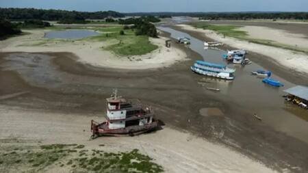 Dramática vista del río Amazonas, con el nivel de agua más bajo de la historia. Foto: NA.