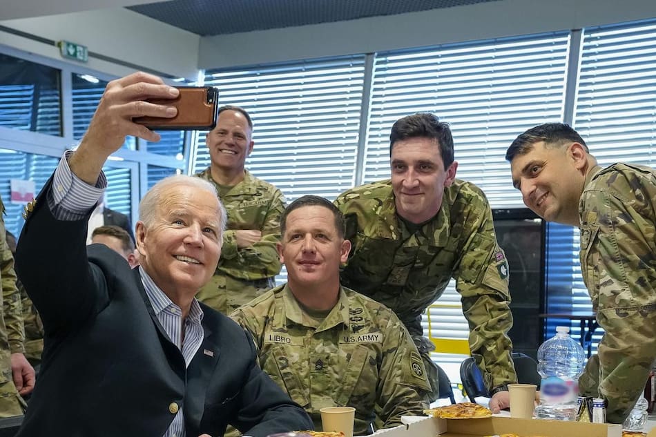 Joe Biden y soldados de Estados Unidos, NA