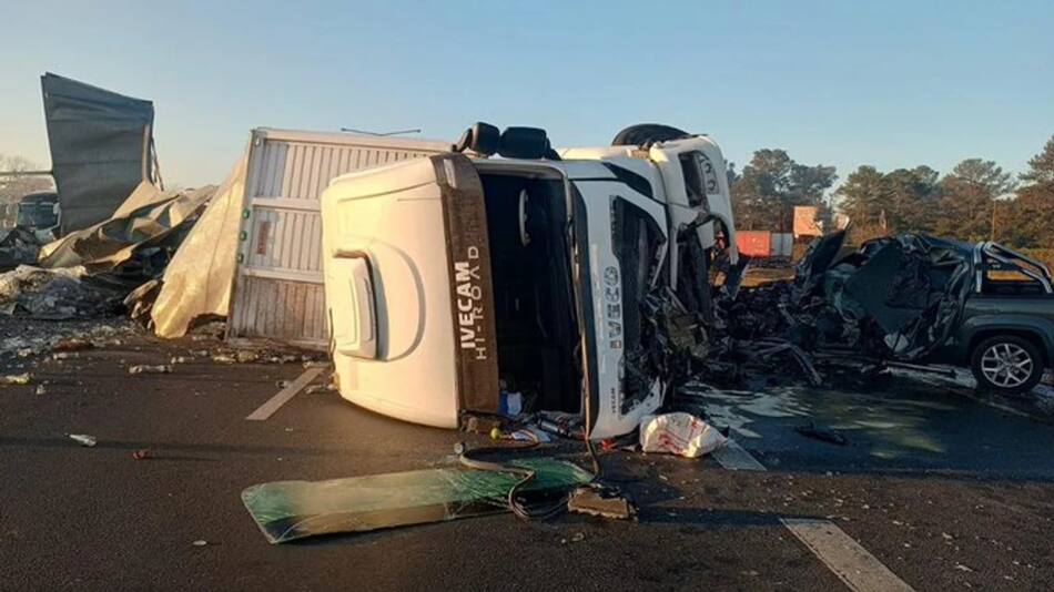 Un camión se cruzó de mano, chocó de frente contra una 4x4 y mató al conductor. NA