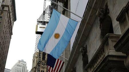 Banderas de Argentina y Estados Unidos. Foto: REUTERS.
