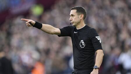 El árbitro David Coote. Foto: Reuters.