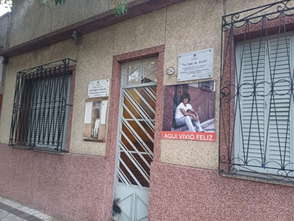 Fachada de la ex casa de Diego Maradona ubicada en Lascano 2257, La Paternal.