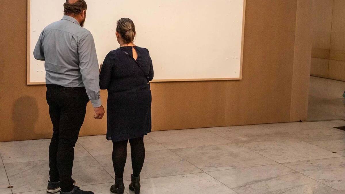 "Toma el dinero y corre", cuadros de Jens Haaning. Foto: Twitter.
