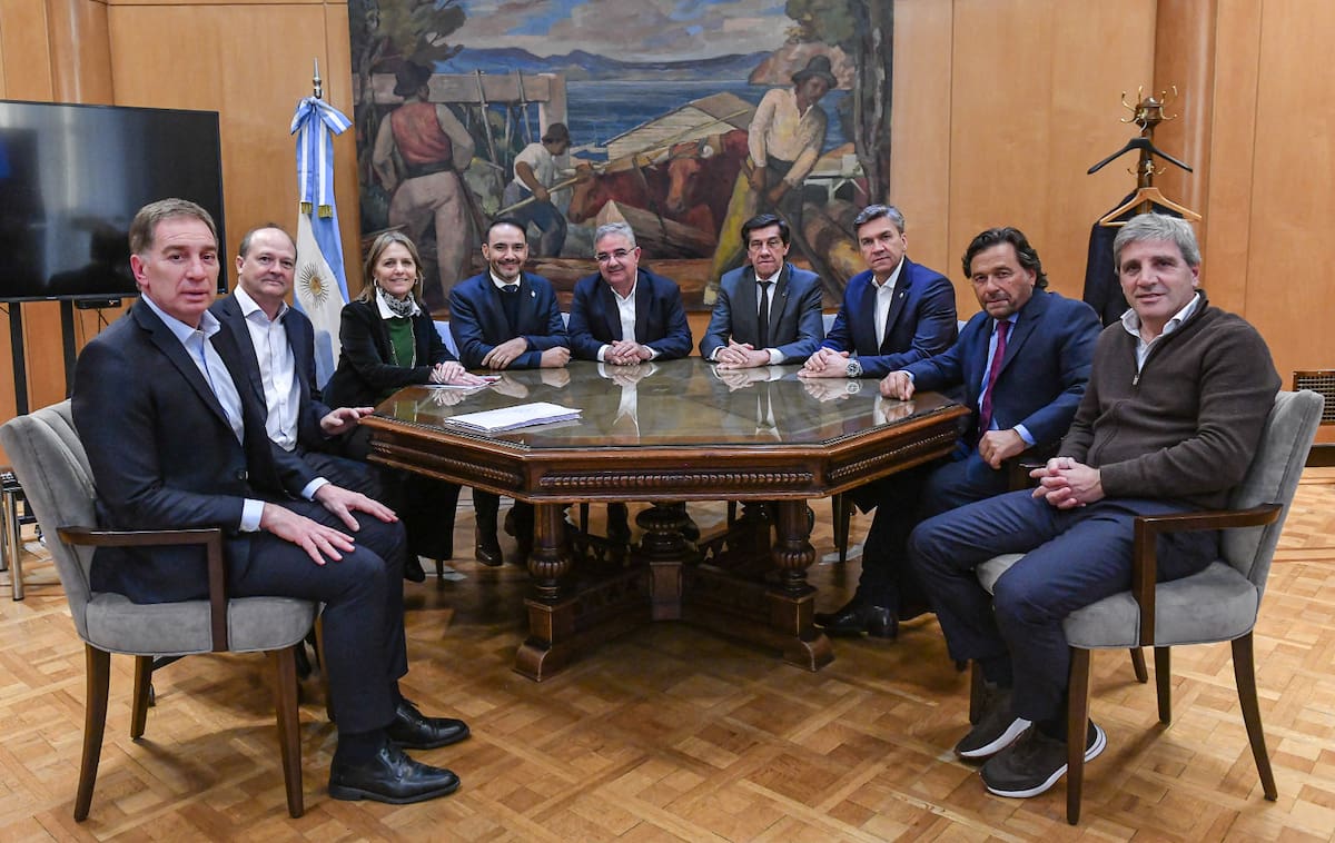 Reunión de Luis Caputo y Diego Santilli con gobernadores