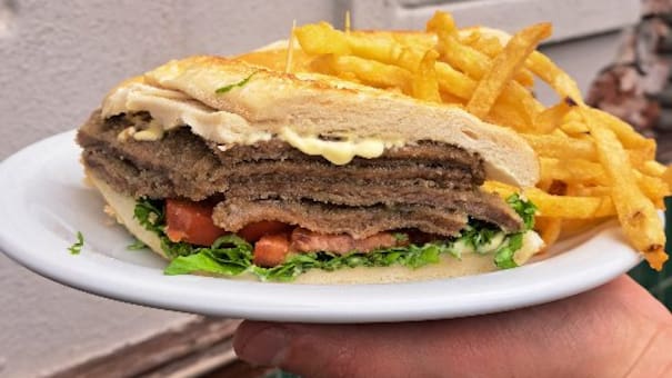 Sabores de Tucumán en Palermo: el bar que promete los mejores sánguches de milanesa a un precio accesible