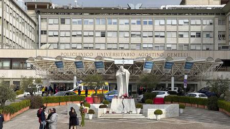 El Policlínico Gemelli de Roma, donde está internado el papa Francisco. Foto: Reuters/Hannah McKay.