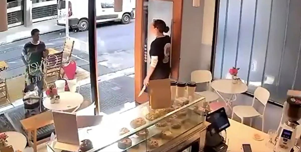 El hecho ocurrió en un local de la calle Amenábar al 3821 y quedó registrado por las cámaras de seguridad.