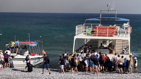 Miles de turistas son evacuados en Grecia por incendio forestal fuera de control. Foto: EFE.