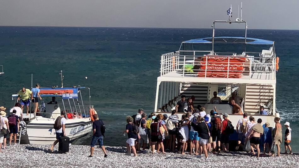 Miles de turistas son evacuados en Grecia por incendio forestal fuera de control. Foto: EFE.