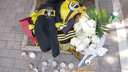 Altar en Atenas por el crimen de un hincha del AEK tras enfrentamiento con barras del Dinamo Zagreb. Foto: REUTERS.