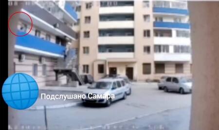 Mujer colgó a su hija del balcón porque lloraba. Foto: Overheard Samara