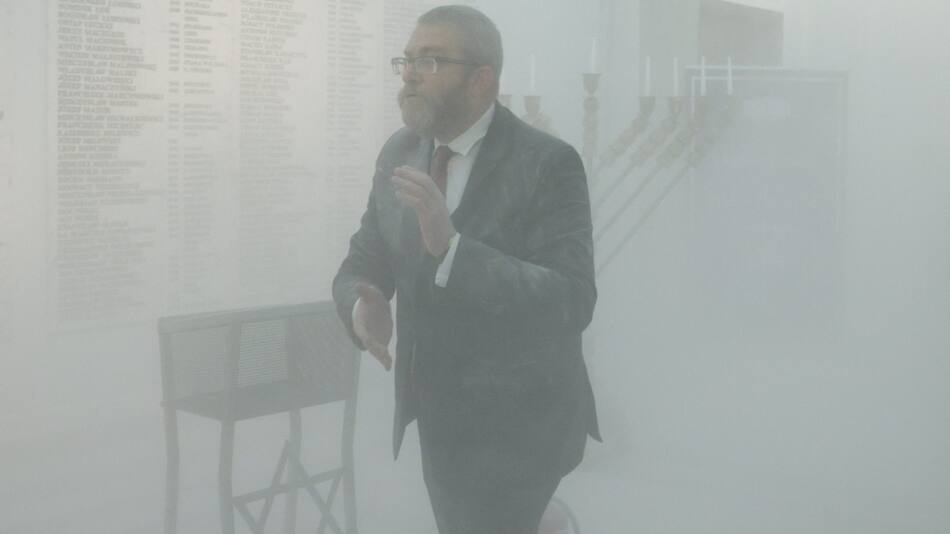 Diputado ultraderechista de Polonia apagó una menorá con un matafuego. Foto: REUTERS.