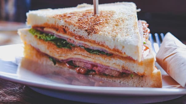 Un famoso cantante de cuarteto reveló cuál es el mejor sándwich de miga de Argentina: ¿tiene razón?