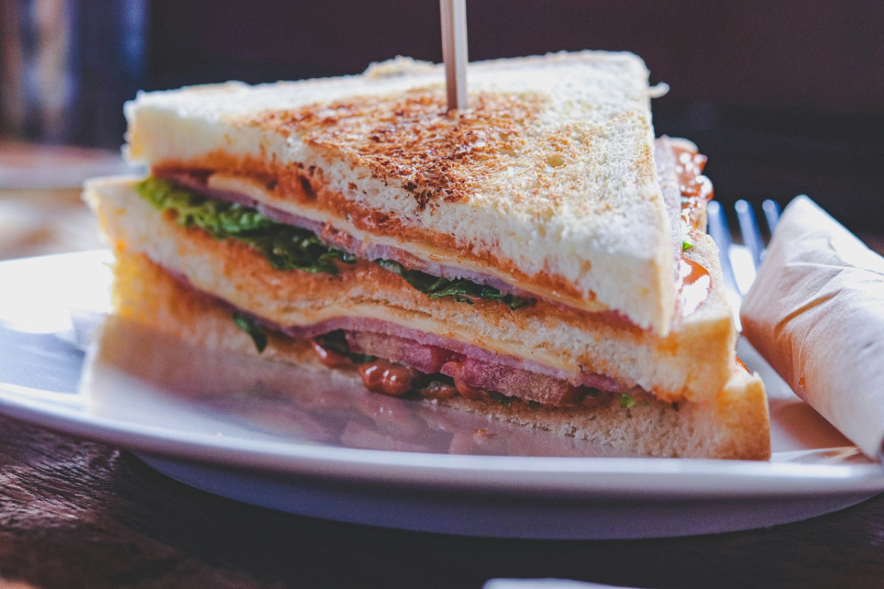 Sándwich de miga. Foto: Unsplash.