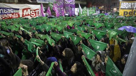 Activistas a favor del aborto se manifiestan frente al Congreso - NA -