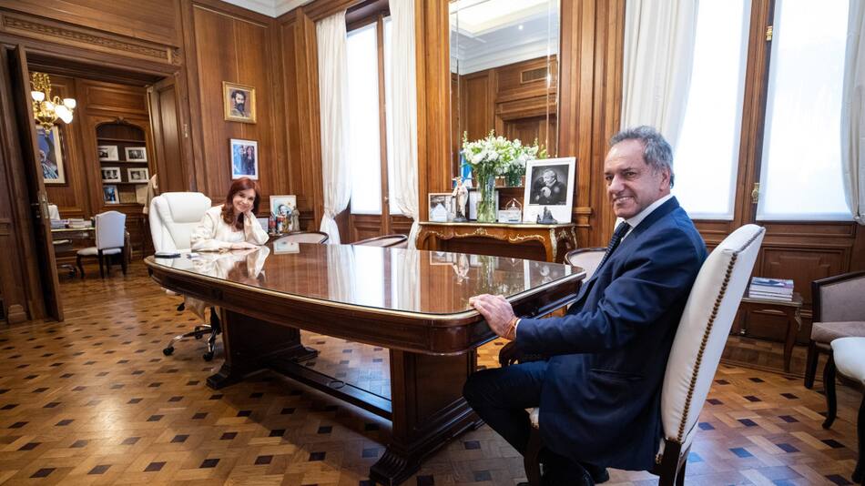 La vicepresidenta Cristina Kirchner durante la reunión que mantuvo con el embajador Daniel Scioli. Foto NA