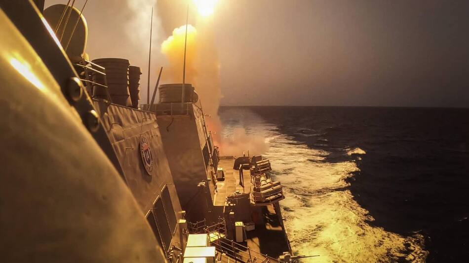 USS Carney, el destructor de la Armada de Estados Unidos en el mar Rojo. Foto: Reuters.