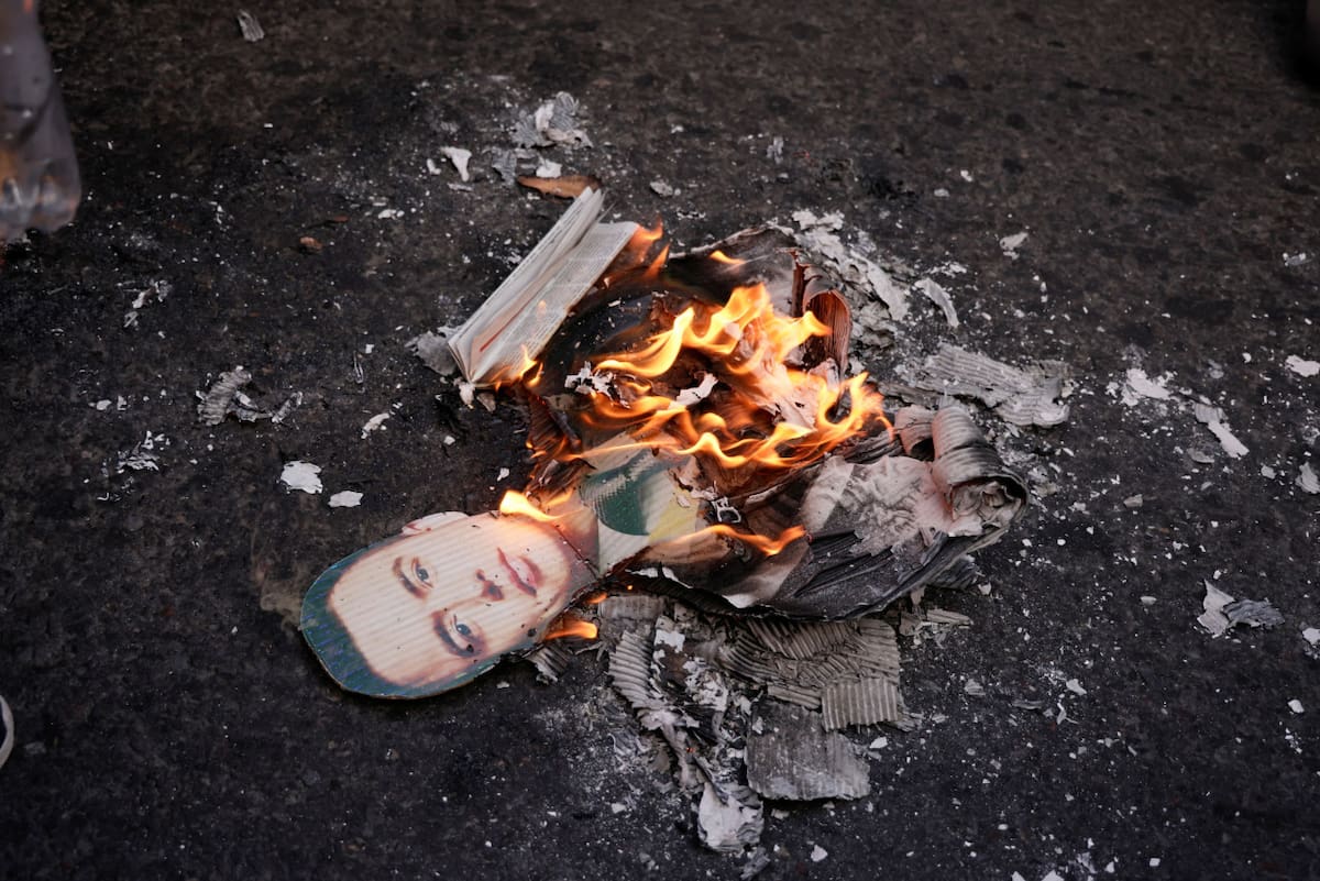 Un cartel con la cara de Daniel Noboa es quemado. Foto: Reuters