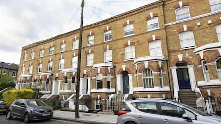 Un cadáver cayó del cielo cuando un hombre estaba tomando sol