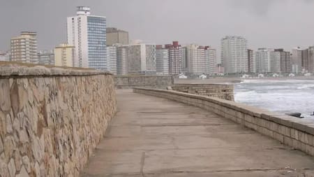 Conmoción en Miramar: una adolescente de 15 años fue violada en la playa tras salir de un boliche