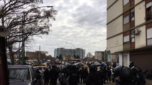 Incidentes en La Bombonera: hinchas intentaron ingresar para ver los festejos
