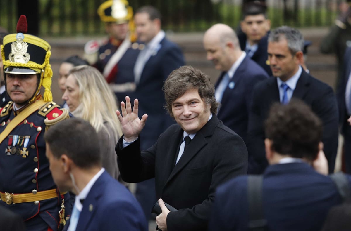 El presidente Javier Milei camina al tedeum que se realiza en la catedral metropolitana. FOTO NA DANIEL VIDES