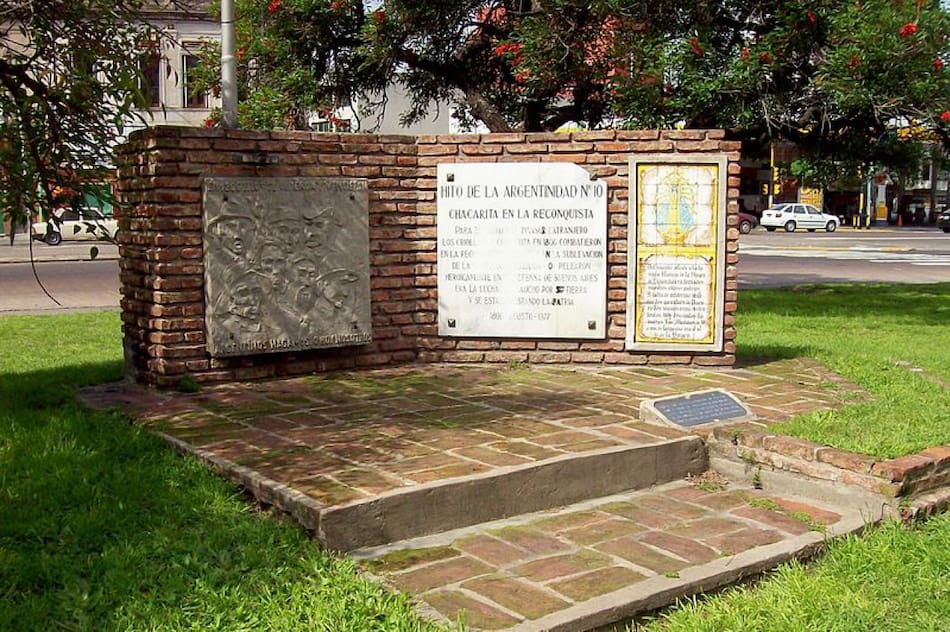 Uno de los Hitos ubicado en Chacarita.  Foto: Wikipedia