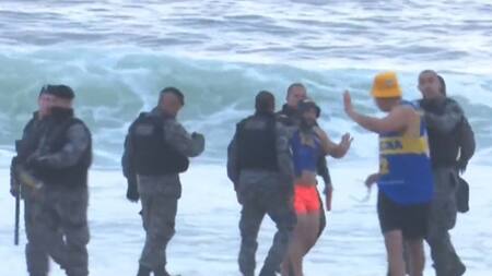 Un policía brasileño se tiró al mar para atrapar a un hincha de Boca
