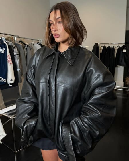 Hailey Bieber se suma a la tendencia de las camperas de cuero oversize. Foto Instagram @haileybieber