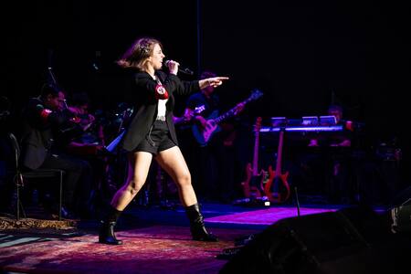 Laura Esquivel cantó Alicia en el País